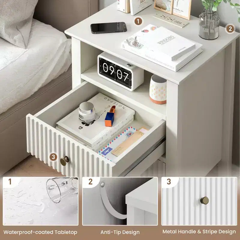 Table de chevet cannelée avec station de recharge, table d'appoint avec 2 tiroirs coulissants silencieux et étagère de rangement, idéale pour le salon, la chambre à coucher