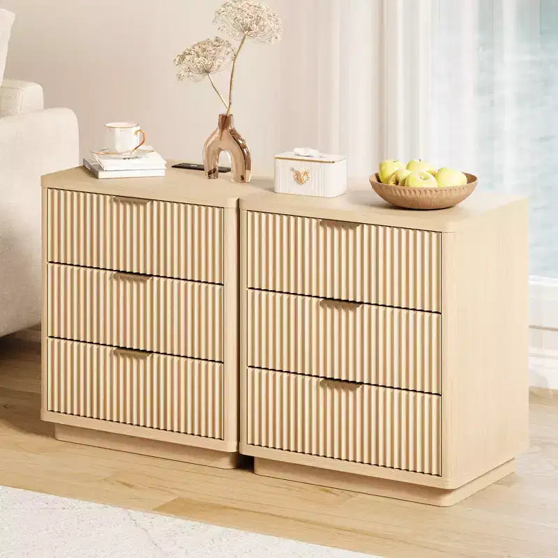 Table de Chevet 3 Tiroirs, Table de Chevet Cannelée avec Prise, Table de Nuit en Bois Clair avec Rangement pour Chambre et Salon, Gain de Place