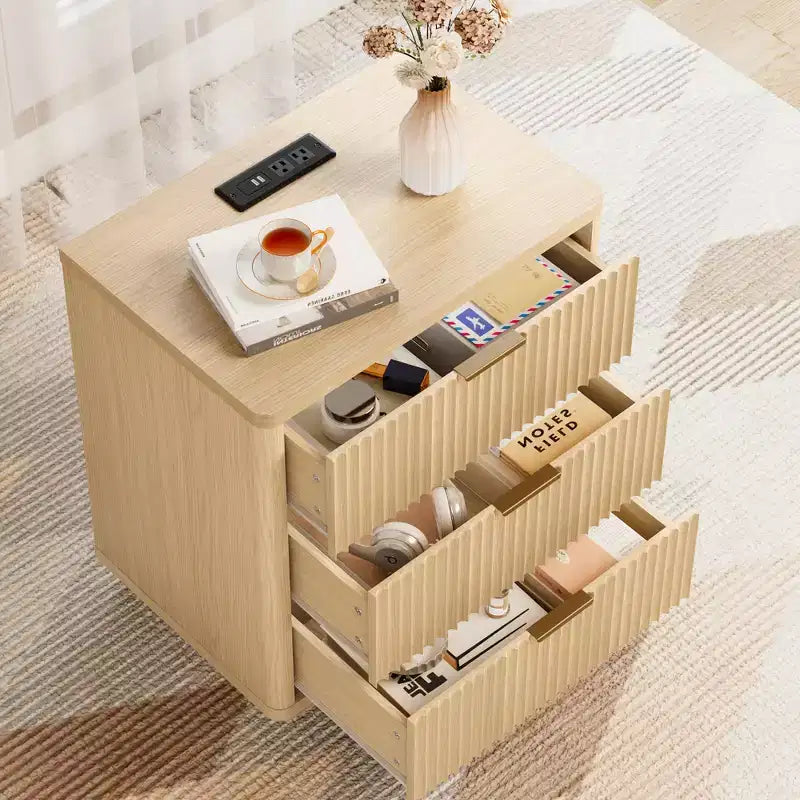 Table de Chevet 3 Tiroirs, Table de Chevet Cannelée avec Prise, Table de Nuit en Bois Clair avec Rangement pour Chambre et Salon, Gain de Place