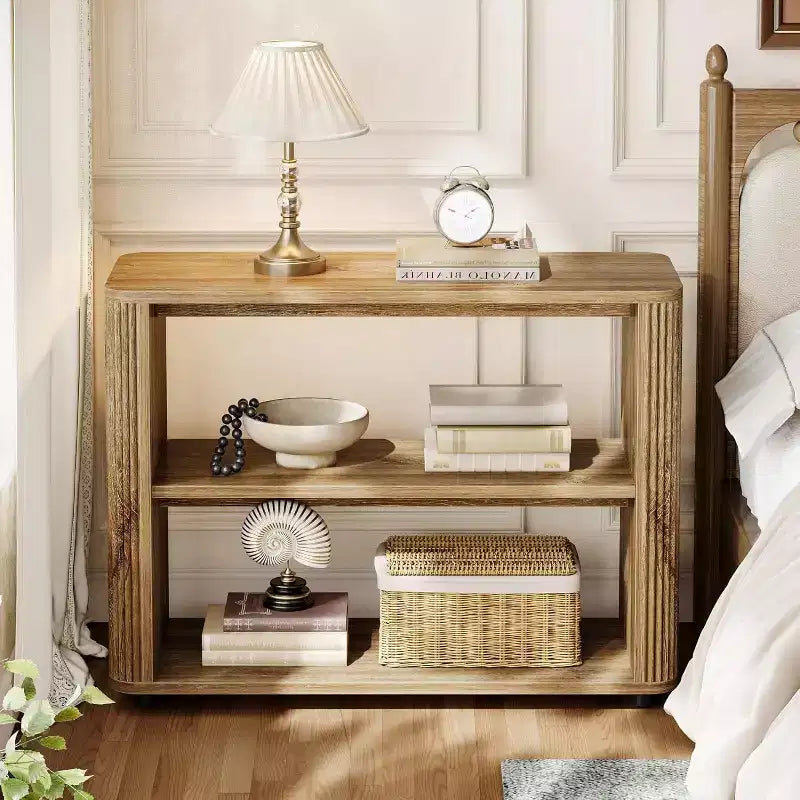 Table d'appoint étroite, table de bout à 3 niveaux avec étagères de rangement, table de chevet de style ferme pour chambre à coucher, salon, petits espaces, canapé, couleur naturelle