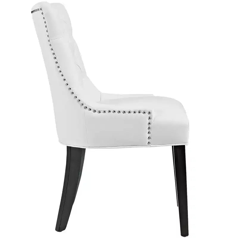 Lot de 2 chaises de salle à manger en vinyle blanc capitonné, avec clous décoratifs, rembourrées, pieds en bois